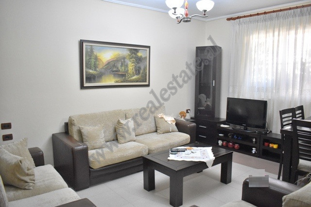 Apartament 2+1 me qira ne rrugen Zonja Curre prane Shkolles 1 Maj ne Tirane.
Pozicionohet ne katin 